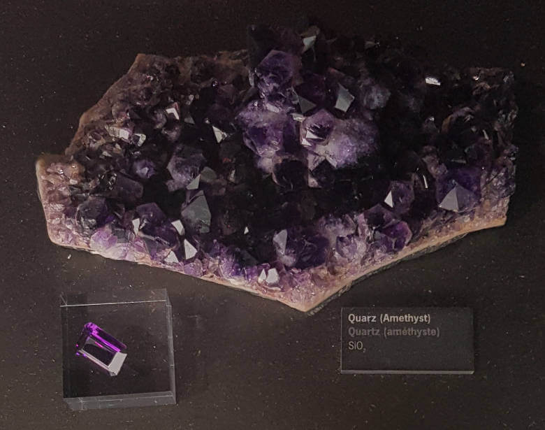 Amethyst mit Strukturformel im Naturkundemuseum Karlsruhe