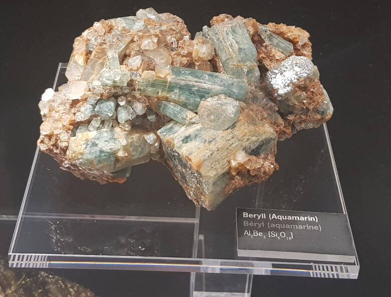 Beryll (Aquamarin) mit Strukturformel im Naturkundemuseum Karlsruhe