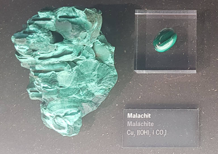 Malachit mit Strukturformel im Naturkundemuseum Karlsruhe
