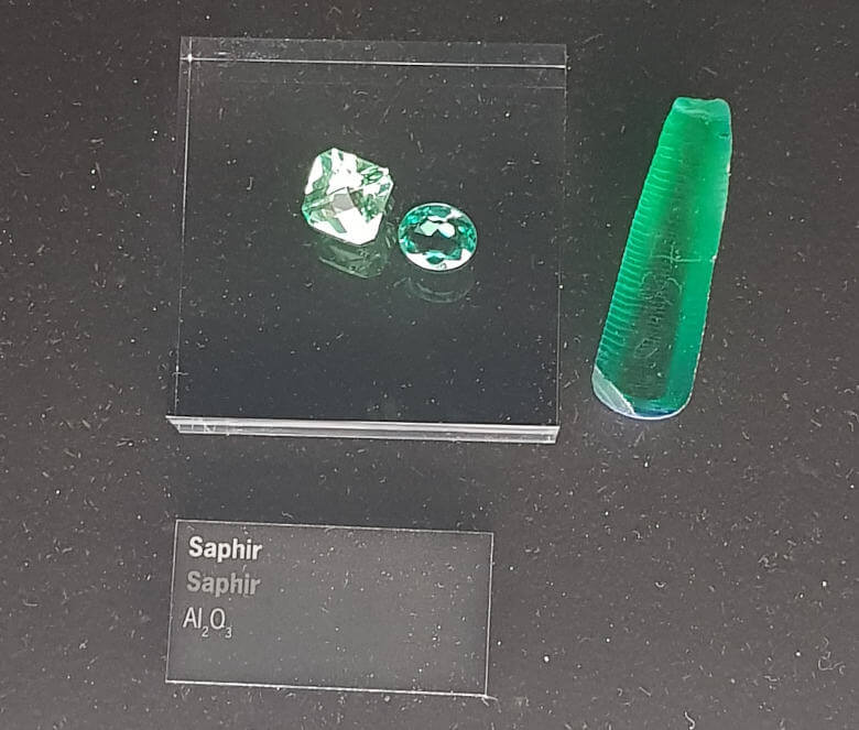 Saphir mit Strukturformel im Naturkundemuseum Karlsruhe